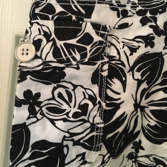 Ladies shorts - Picture 3 of 4